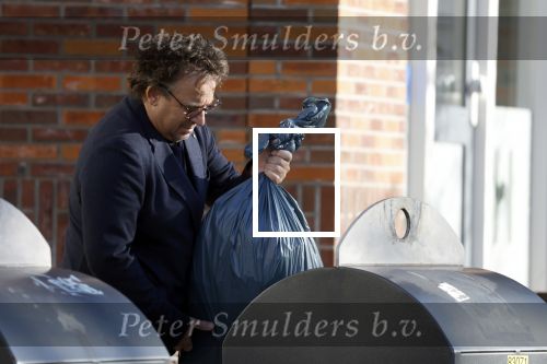 Alkmaar 12 november 2022
Marco Borsato zet vuilnis buiten bij zijn appartement.