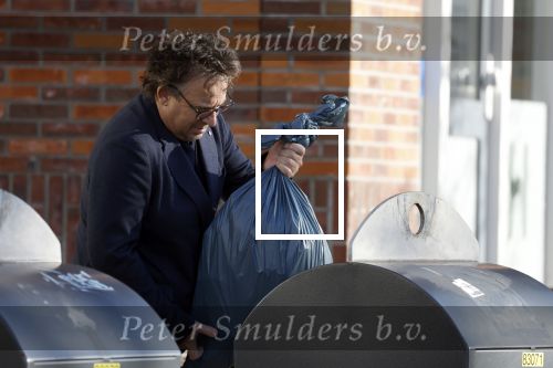 Alkmaar 12 november 2022
Marco Borsato zet vuilnis buiten bij zijn appartement.