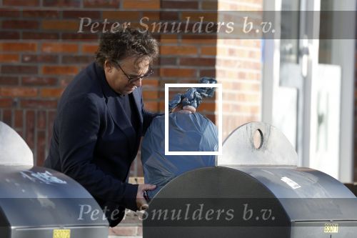 Alkmaar 12 november 2022
Marco Borsato zet vuilnis buiten bij zijn appartement.