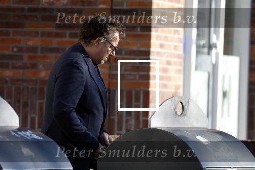 Alkmaar 12 november 2022
Marco Borsato zet vuilnis buiten bij zijn appartement.