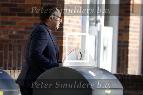 Alkmaar 12 november 2022
Marco Borsato zet vuilnis buiten bij zijn appartement.
