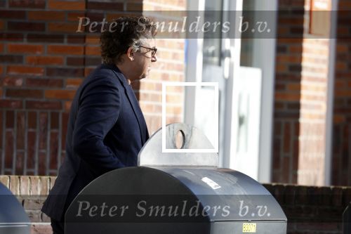 Alkmaar 12 november 2022
Marco Borsato zet vuilnis buiten bij zijn appartement.