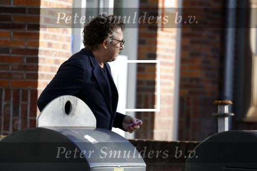 Alkmaar 12 november 2022
Marco Borsato zet vuilnis buiten bij zijn appartement.