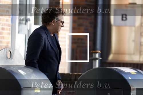 Alkmaar 12 november 2022
Marco Borsato zet vuilnis buiten bij zijn appartement.