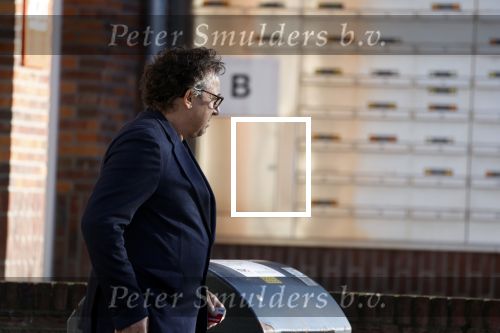 Alkmaar 12 november 2022
Marco Borsato zet vuilnis buiten bij zijn appartement.
