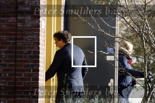 Alkmaar 12 november 2022
Marco Borsato zet vuilnis buiten bij zijn appartement.