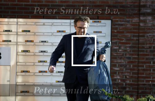 Alkmaar 12 november 2022
Marco Borsato zet vuilnis buiten bij zijn appartement.
