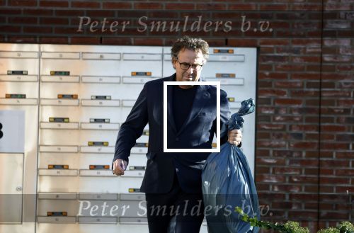 Alkmaar 12 november 2022
Marco Borsato zet vuilnis buiten bij zijn appartement.