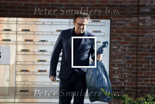 Alkmaar 12 november 2022
Marco Borsato zet vuilnis buiten bij zijn appartement.