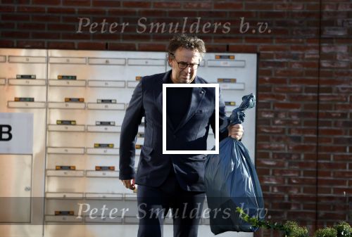 Alkmaar 12 november 2022
Marco Borsato zet vuilnis buiten bij zijn appartement.