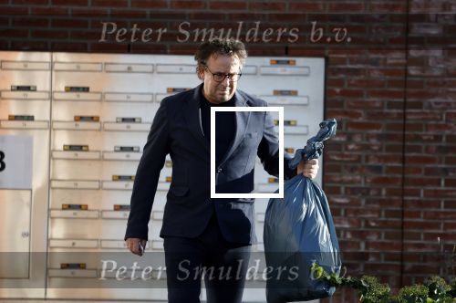 Alkmaar 12 november 2022
Marco Borsato zet vuilnis buiten bij zijn appartement.