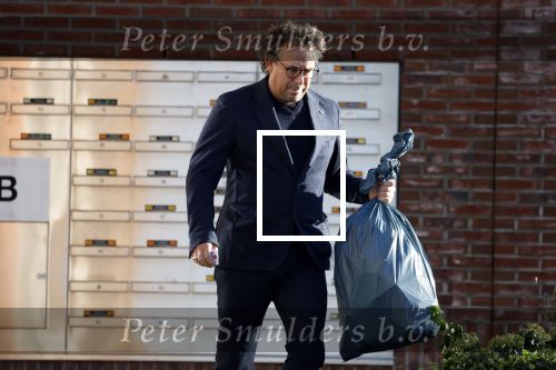 Alkmaar 12 november 2022
Marco Borsato zet vuilnis buiten bij zijn appartement.