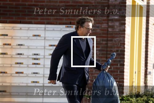 Alkmaar 12 november 2022
Marco Borsato zet vuilnis buiten bij zijn appartement.