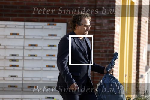 Alkmaar 12 november 2022
Marco Borsato zet vuilnis buiten bij zijn appartement.