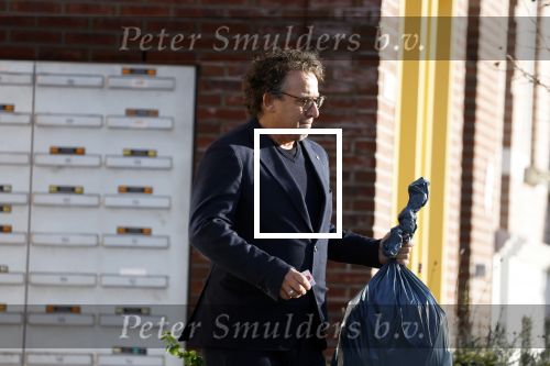 Alkmaar 12 november 2022
Marco Borsato zet vuilnis buiten bij zijn appartement.