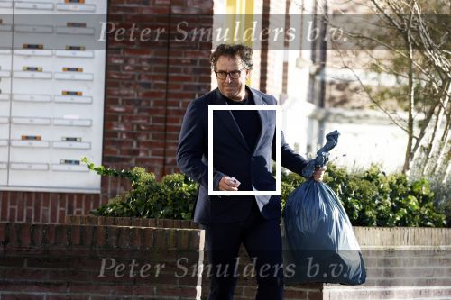 Alkmaar 12 november 2022
Marco Borsato zet vuilnis buiten bij zijn appartement.