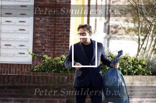 Alkmaar 12 november 2022
Marco Borsato zet vuilnis buiten bij zijn appartement.