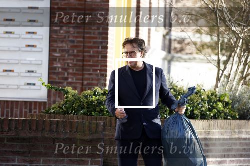 Alkmaar 12 november 2022
Marco Borsato zet vuilnis buiten bij zijn appartement.
