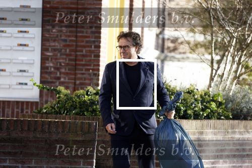 Alkmaar 12 november 2022
Marco Borsato zet vuilnis buiten bij zijn appartement.