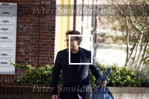 Alkmaar 12 november 2022
Marco Borsato zet vuilnis buiten bij zijn appartement.