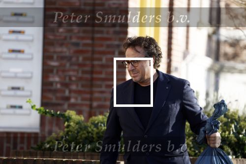 Alkmaar 12 november 2022
Marco Borsato zet vuilnis buiten bij zijn appartement.