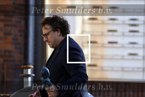 Alkmaar 12 november 2022
Marco Borsato zet vuilnis buiten bij zijn appartement.