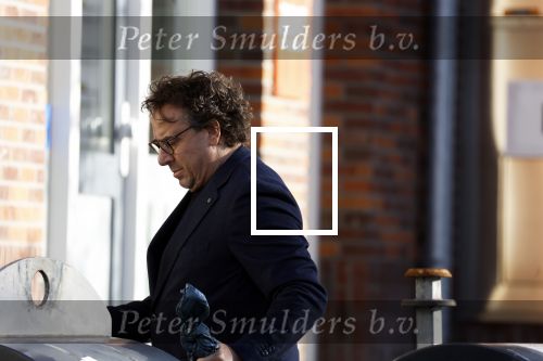 Alkmaar 12 november 2022
Marco Borsato zet vuilnis buiten bij zijn appartement.