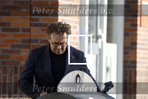 Alkmaar 12 november 2022
Marco Borsato zet vuilnis buiten bij zijn appartement.