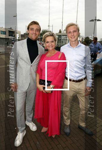 Zaandam 30 oktober 2022
Premiere zo vader zo zoon van Jon v Eerd in het zaantheater. Mariska v Kolck kwam met haar zoons