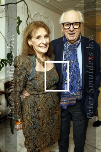 Amsterdam 17 november 2022
In theater Betty Asfalt viert Annemarie Oster haar 80e verjaardag . Matthijs v Heininge met zijn vrouw