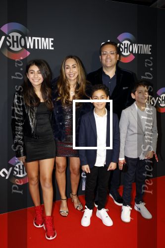 Amsterdam 3 november 2022
Rode loper ivm met nieuwe streamingsdienst Sky showtime bij westergasfabriek. Monty Sarhan met zijn vrouw en kinderen