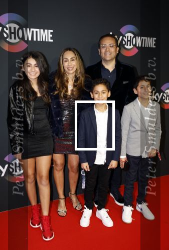 Amsterdam 3 november 2022
Rode loper ivm met nieuwe streamingsdienst Sky showtime bij westergasfabriek. Monty Sarhan met zijn vrouw en kinderen