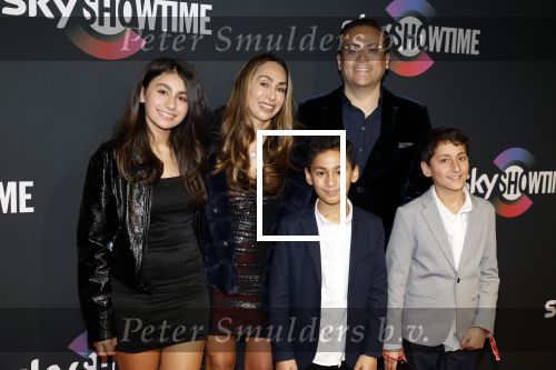 Amsterdam 3 november 2022
Rode loper ivm met nieuwe streamingsdienst Sky showtime bij westergasfabriek. Monty Sarhan met zijn vrouw en kinderen