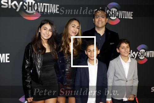 Amsterdam 3 november 2022
Rode loper ivm met nieuwe streamingsdienst Sky showtime bij westergasfabriek. Monty Sarhan met zijn vrouw en kinderen