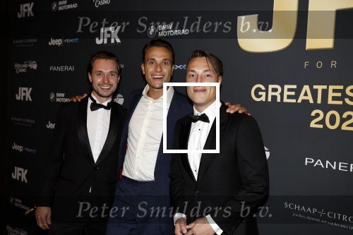 Amsterdam 27 oktober 2022
JFK Greatest man 2022 Gala in het Holland Casino.
Winnaar is Barry Hay. Noah Zeeuw (R) met vrienden