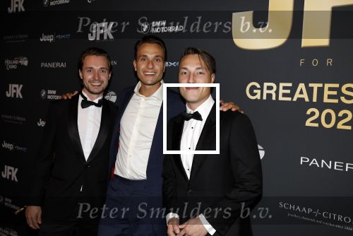 Amsterdam 27 oktober 2022
JFK Greatest man 2022 Gala in het Holland Casino.
Winnaar is Barry Hay. Noah Zeeuw (R) met vrienden