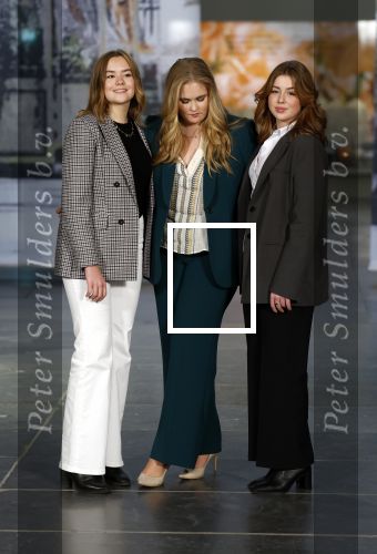 Amsterdam 4 november 2022
Fotomoment met koninklijke familie in de nieuwe kerk waar op dit moment een expositie is van Prinses Juliana.
Aanwezig Koning Willem Alexander Koningin Maxima Prinses Amalia Prinses Ariane en Prinses Alexia.