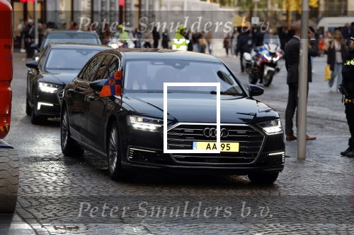 Amsterdam 13 oktober 2022
Prinses Beatrix opent de expositie van haar moeder prinses Juliana in de nieuwe kerk in Amsterdam. Prinses Beatrix in haar audi Q8 met motor begeleiding