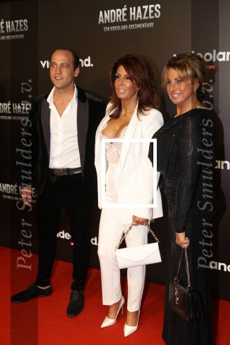 Amsterdam, 19 Oktober 2022
Premiere documentaire Andre Hazes bij Videoland in het Tuschinski theater
Rachel Hazes met Jacqueline Laats -ex vrouw Rene v d Gijp en haar zoon Sanny v d Gijp