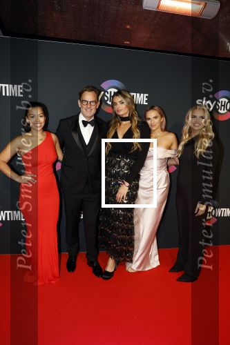 Amsterdam 3 november 2022
Rode loper ivm met nieuwe streamingsdienst Sky showtime bij westergasfabriek. Ronald de Boer met zijn dochters Demi Brooke en Maxime