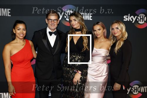 Amsterdam 3 november 2022
Rode loper ivm met nieuwe streamingsdienst Sky showtime bij westergasfabriek. Ronald de Boer met zijn dochters Demi Brooke en Maxime