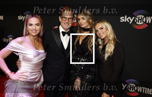 Amsterdam 3 november 2022
Rode loper ivm met nieuwe streamingsdienst Sky showtime bij westergasfabriek. Ronald de Boer met zijn dochters Demi Brooke en Maxime