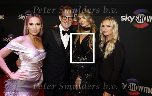 Amsterdam 3 november 2022
Rode loper ivm met nieuwe streamingsdienst Sky showtime bij westergasfabriek. Ronald de Boer met zijn dochters Demi Brooke en Maxime