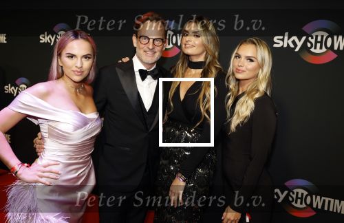 Amsterdam 3 november 2022
Rode loper ivm met nieuwe streamingsdienst Sky showtime bij westergasfabriek. Ronald de Boer met zijn dochters Demi Brooke en Maxime