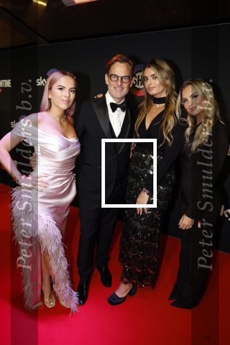 Amsterdam 3 november 2022
Rode loper ivm met nieuwe streamingsdienst Sky showtime bij westergasfabriek. Ronald de Boer met zijn dochters Demi Brooke en Maxime