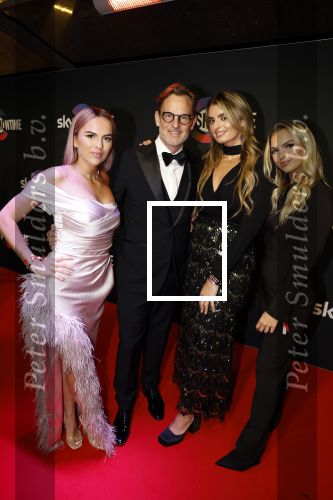 Amsterdam 3 november 2022
Rode loper ivm met nieuwe streamingsdienst Sky showtime bij westergasfabriek. Ronald de Boer met zijn dochters Demi Brooke en Maxime