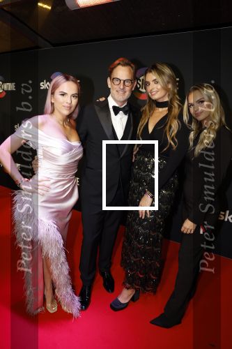 Amsterdam 3 november 2022
Rode loper ivm met nieuwe streamingsdienst Sky showtime bij westergasfabriek. Ronald de Boer met zijn dochters Demi Brooke en Maxime