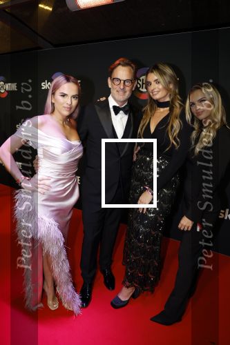 Amsterdam 3 november 2022
Rode loper ivm met nieuwe streamingsdienst Sky showtime bij westergasfabriek. Ronald de Boer met zijn dochters Demi Brooke en Maxime