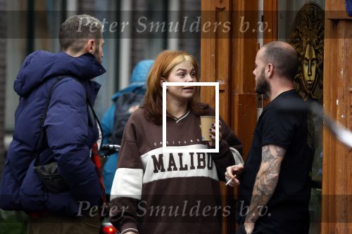 Amsterdam 17 november 2022
Roxeanne Hazes gaat naar de kapper in de Jordaan en haar vriend Erik Zwennes komt haar ophalen .