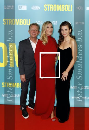 Amsterdam 31 oktober 2022
Premiere Stromboli in Tuschinski.
Saskia Noort met Michiel v Erp en Elise Schaap